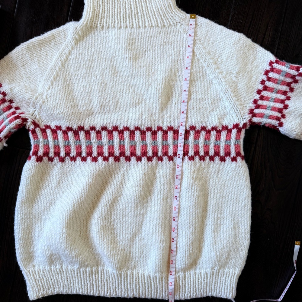 Elegant White Turtleneck Sweater with Red Accents - Picture 5 of 6